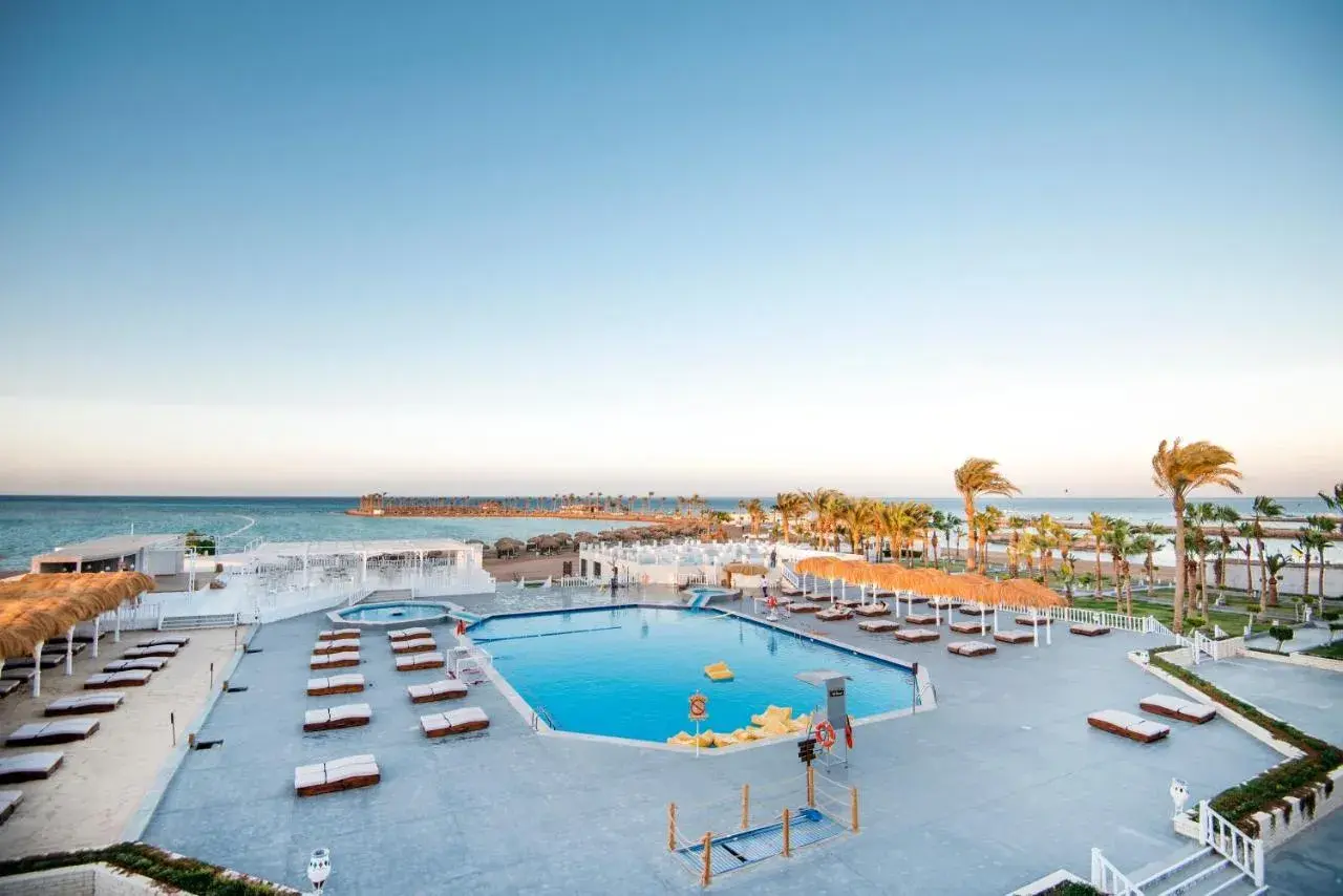 Relaks przy basenie i plaży w Meraki Resort Hurghada. Słoneczny dzień nad Morzem Czerwonym.