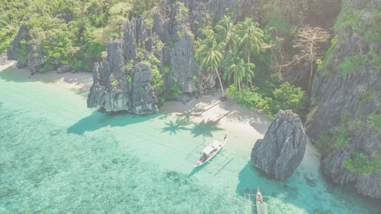 Rajska plaża na Filipinach. Uważaj na ostre skały i prądy morskie podczas kąpieli.