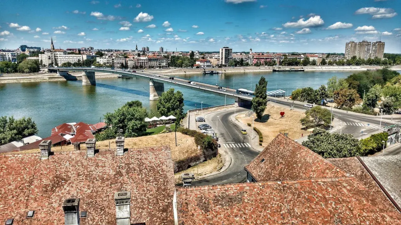 Widok na rzekę Dunaj, most i panoramę miasta w Serbii.