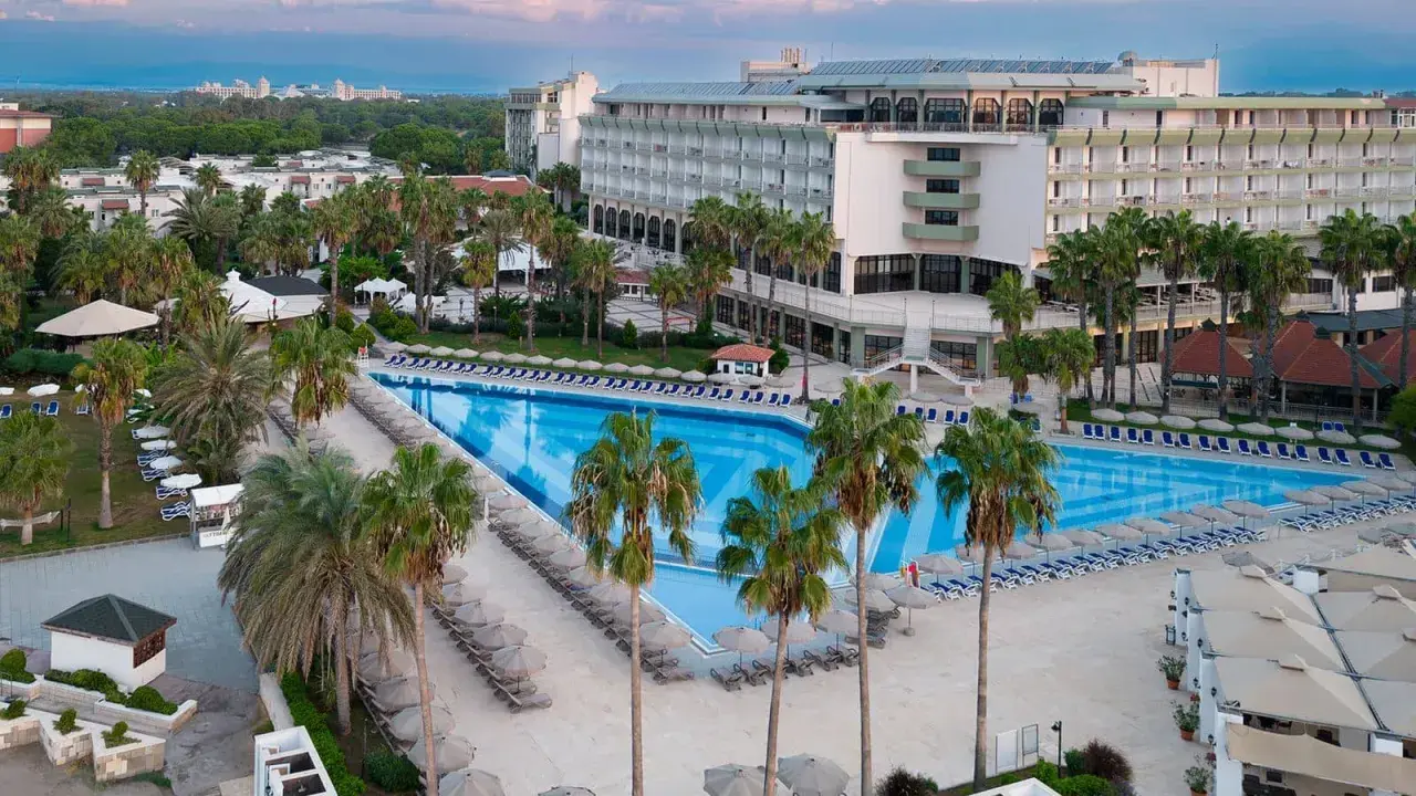 Wspaniały basen i palmy otaczają hotel Adora Hotel & Resort, zapraszając do relaksu.