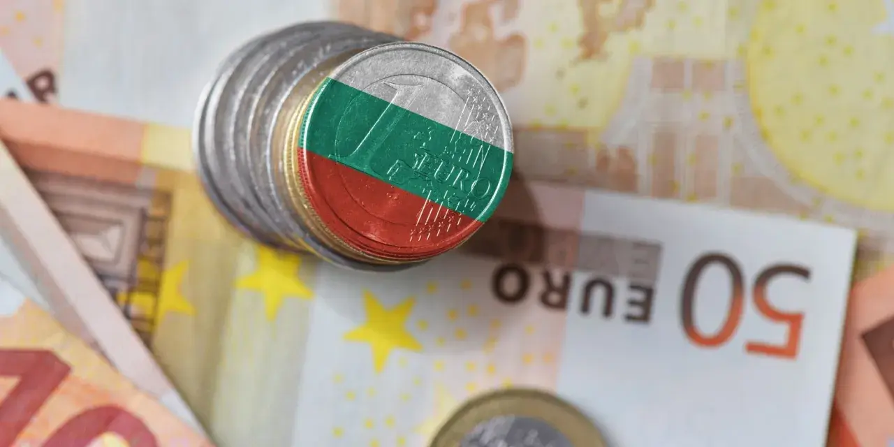 Monety z flagą Bułgarii na tle eurobanknotów. Jaka jest waluta w Bułgarii? To pytanie, na które odpowiedź znajdziemy, analizując te symbole finansowe.