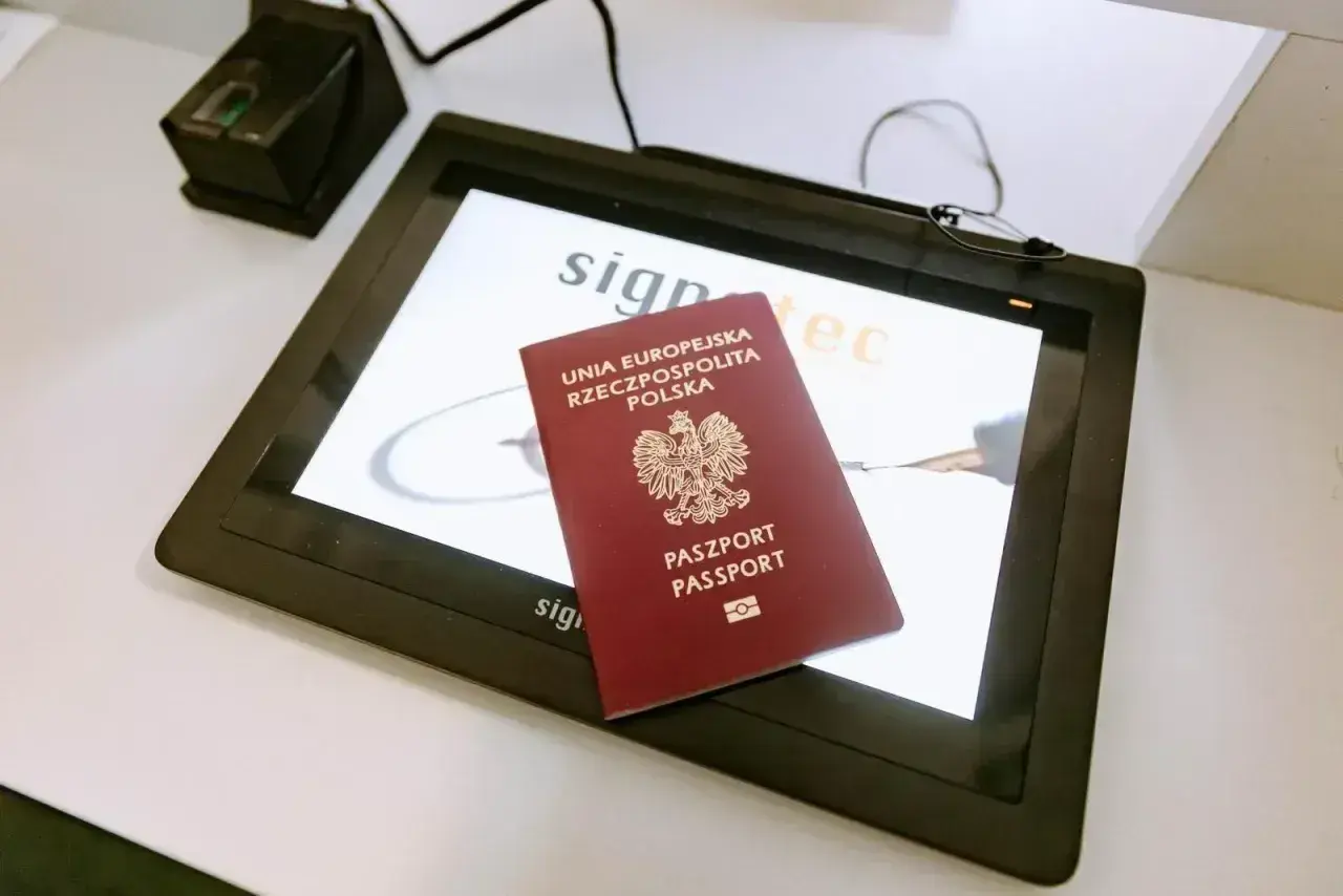 Polski paszport leży na ekranie urządzenia. Czy na Maltę potrzebny paszport? Tak, jako obywatel UE, potrzebujesz go do podróży.