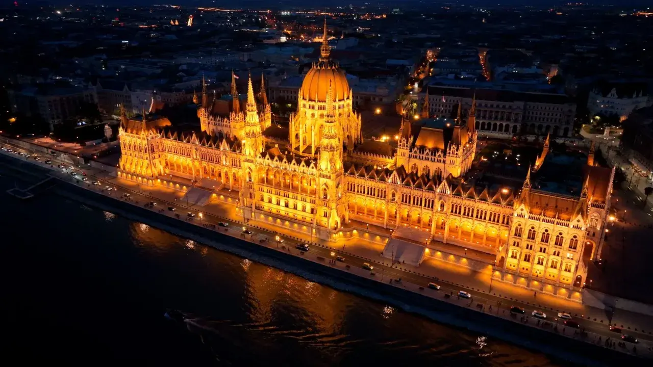 Budynek Parlamentu w Budapeszcie nocą. Czy w Budapeszcie jest drogo? Widok zapiera dech, a ceny mogą zaskoczyć.