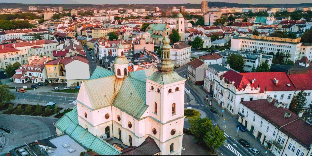 Rzeszów oferuje wiele atrakcji dla dorosłych, w tym piękne zabytki, jak ten kościół, oraz urokliwe uliczki.