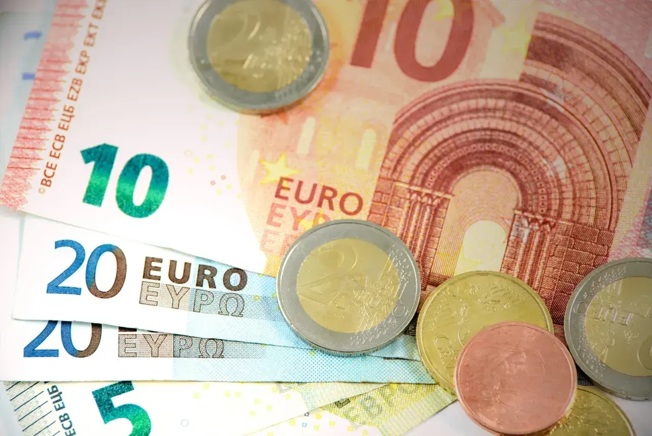 Na Malcie obowiązuje euro. Na zdjęciu banknoty 5, 10, 20 euro i monety.
