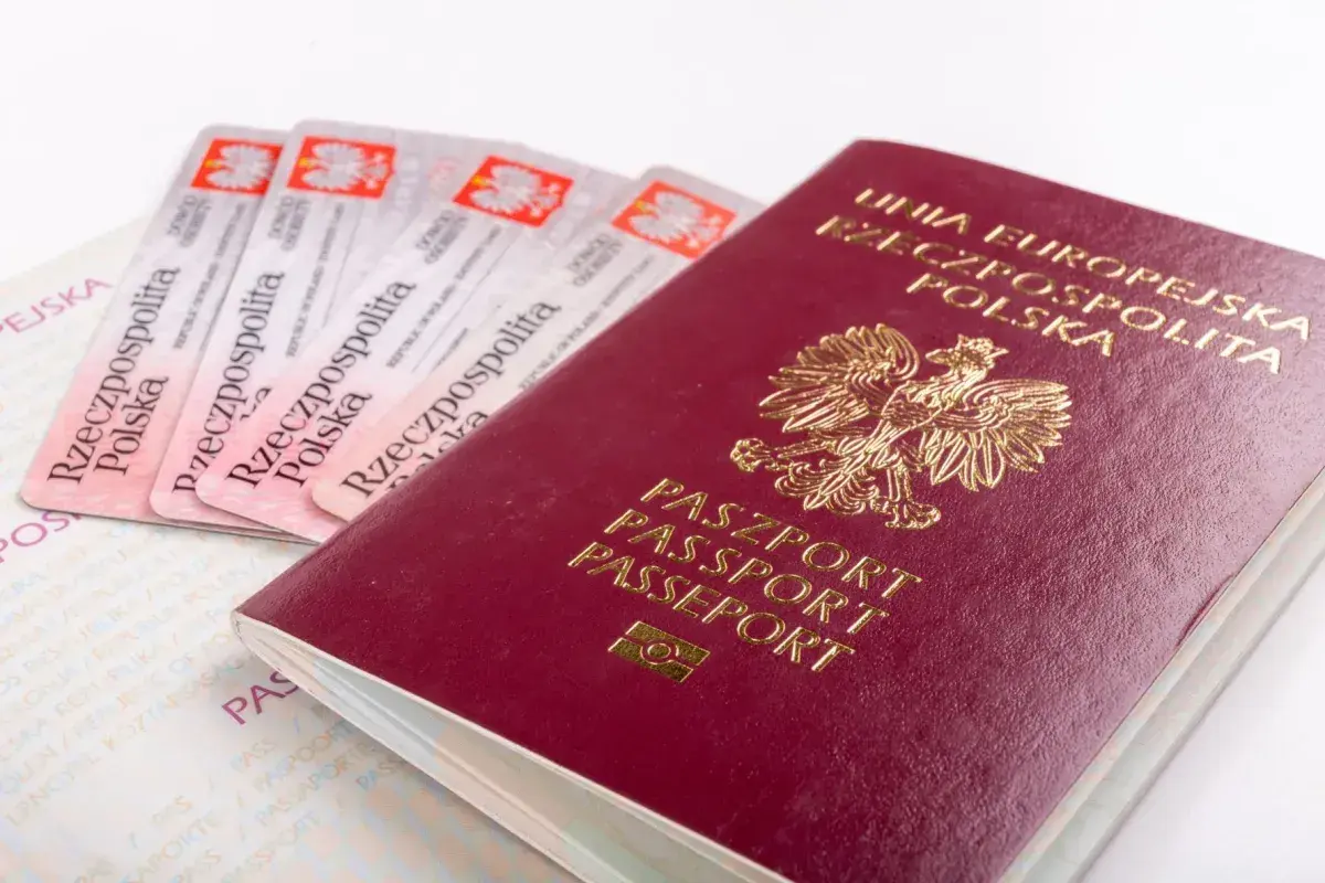 Paszport i kilka dowodów osobistych. Czy do Francji potrzebny jest paszport? Tak, jeśli nie podróżujesz w strefie Schengen na dowód.