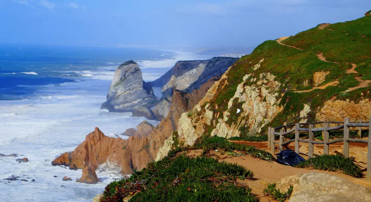 Widok na ocean i klify na Cabo da Roca. Falujące morze uderza o skaliste wybrzeże.