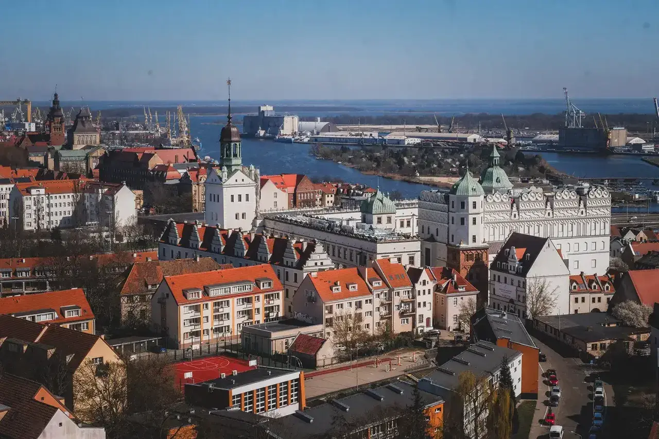 Widok na zamek i port w Szczecinie. Idealne miejsce, by odkrywać, co robić w Szczecinie, spacerując po urokliwym Starym Mieście i podziwiając panoramę.