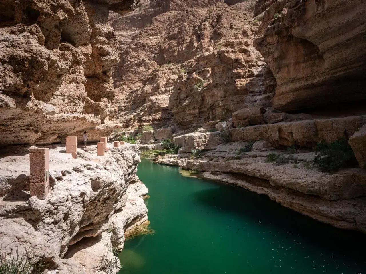 Wadi Shab w Oman. Czy jest bezpiecznie? Tak, szlak jest oznakowany, a woda kusi chłodem.