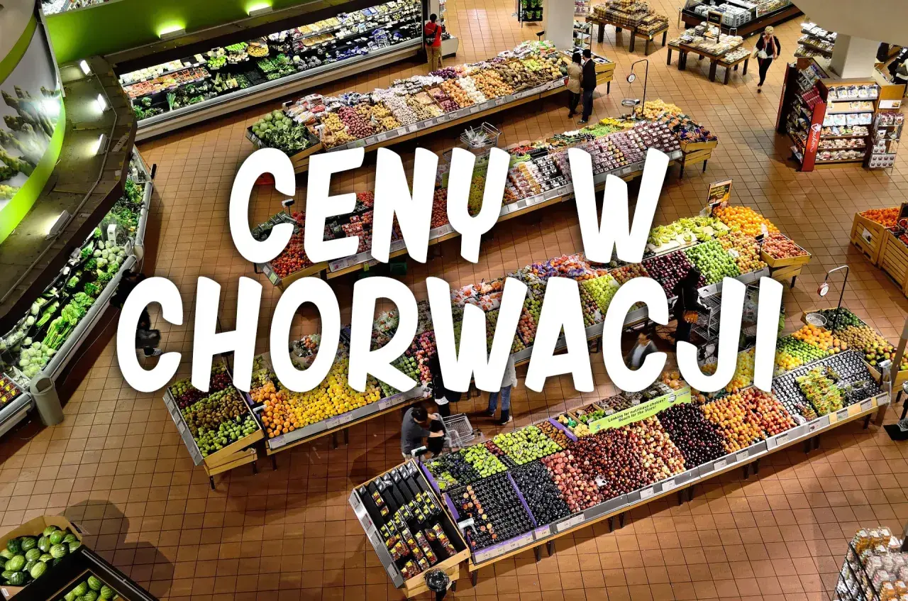 Kolorowy supermarket z owocami i warzywami. Napis "CENY W CHORWACJI" sugeruje, że to miejsce, gdzie można sprawdzić aktualne ceny produktów spożywczych.