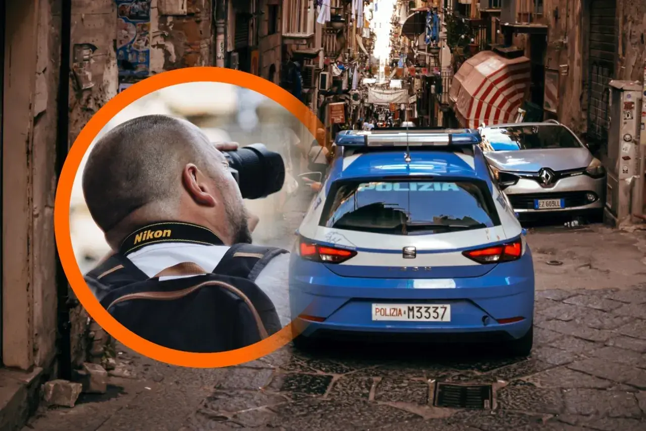 Fotograf robiący zdjęcia w wąskiej uliczce Neapolu, obok radiowozu. Czy Neapol jest bezpieczny?