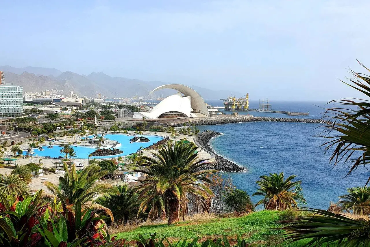 Widok na Audytorium w Santa Cruz de Tenerife, baseny i port. Idealne miejsce, by zobaczyć, co oferuje wyspa.