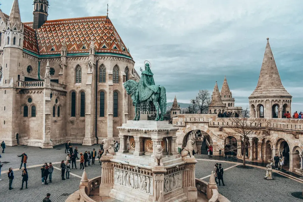 Wzgórze zamkowe w Budapeszcie z pomnikiem konnym i neogotycką architekturą.
