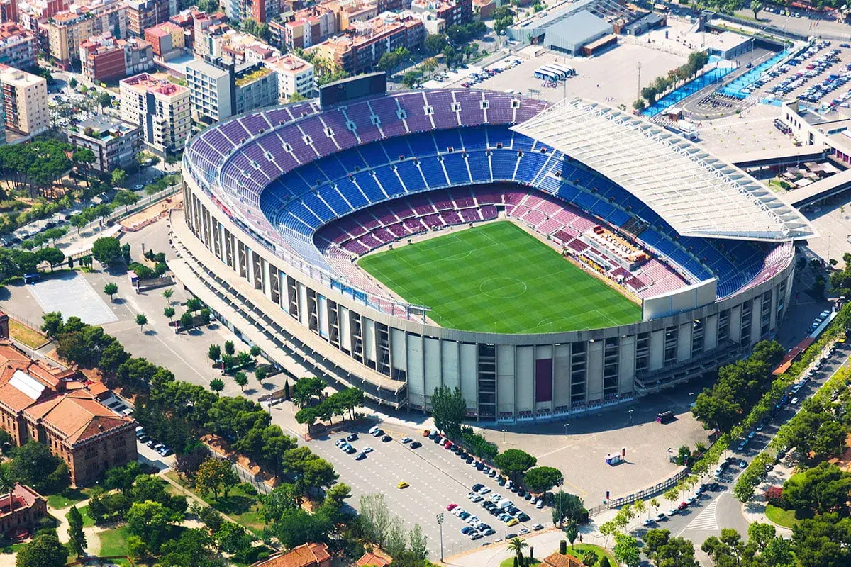 Camp Nou zwiedzanie: imponujący stadion FC Barcelona z lotu ptaka, zielona murawa i niebiesko-bordowe trybuny.