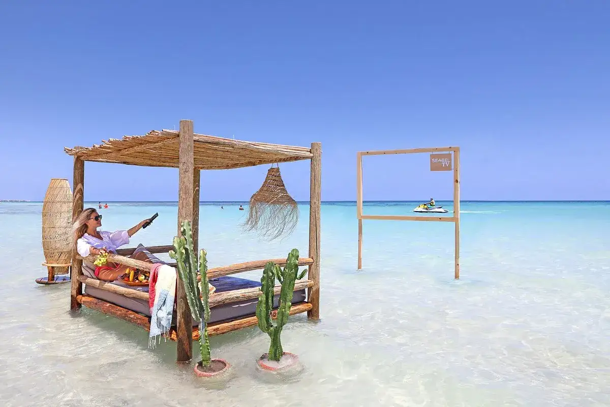 Djerba na co uważać: relaks na plaży w wodzie, z dala od tłumów. Uważaj na słońce i nawadniaj się!
