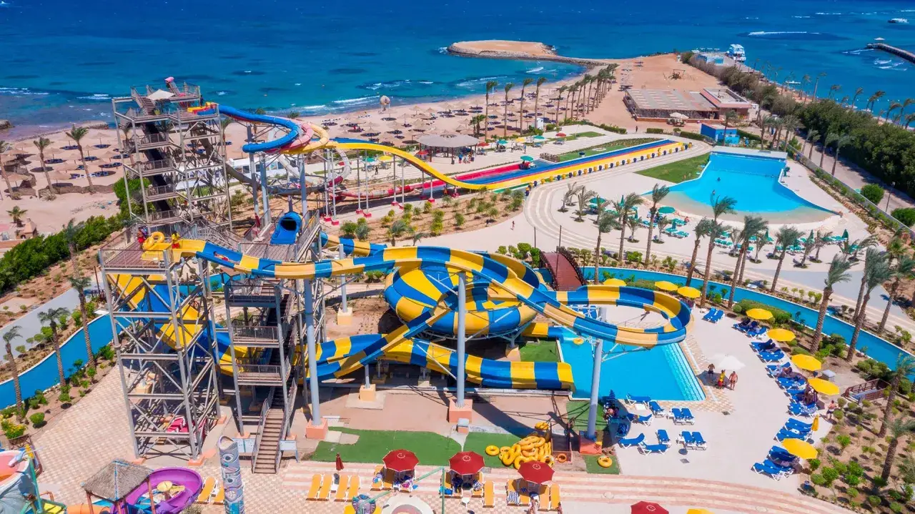 Wodne zjeżdżalnie w Blend Club Aqua Resort kuszą kolorami i zapraszają do zabawy.