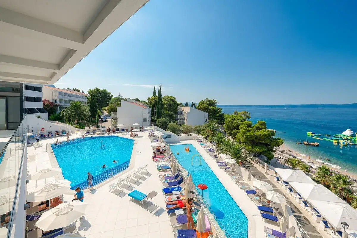 Rodzinny resort plażowy Medora Auri z basenami i widokiem na morze.