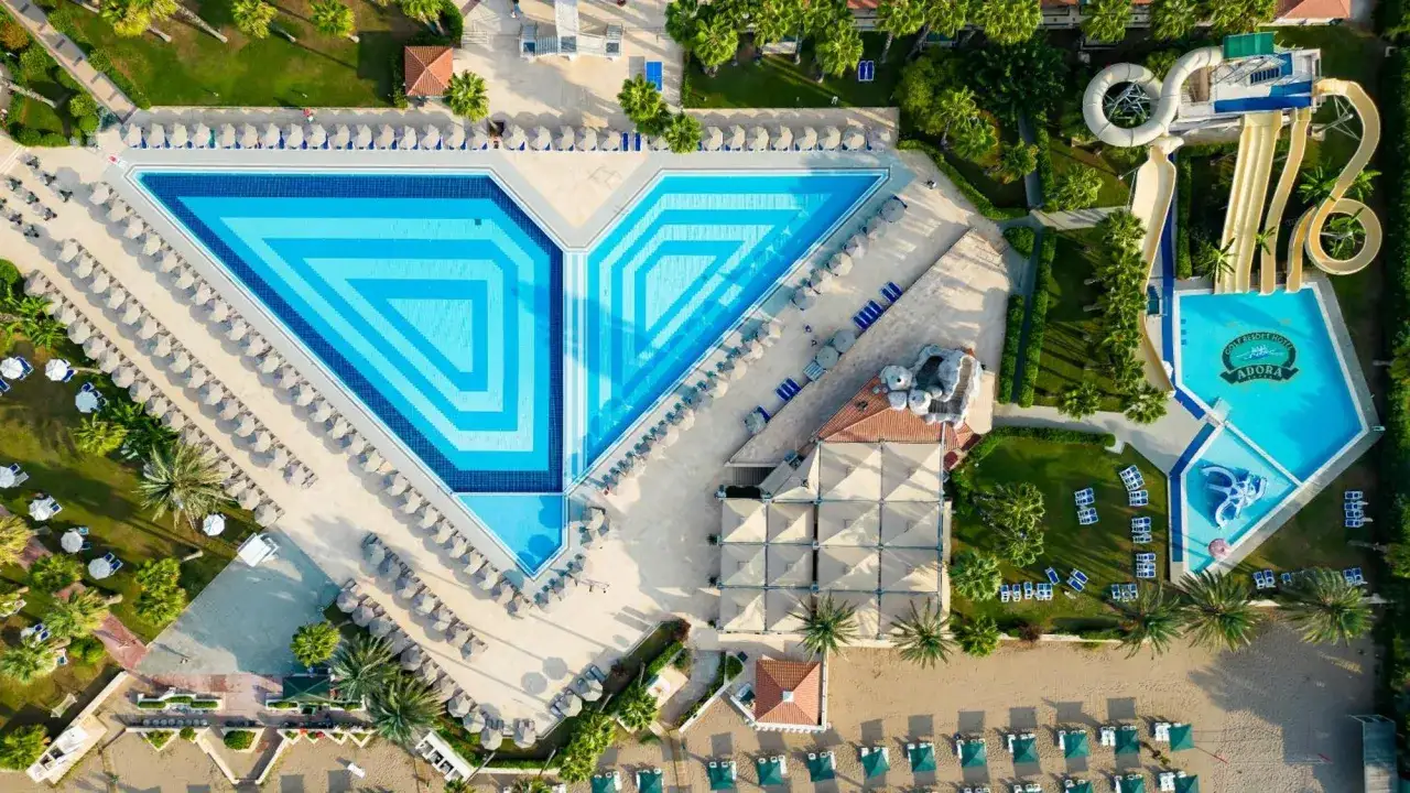 Widok z lotu ptaka na kompleks basenów i zjeżdżalni wodnych w Adora Hotel & Resort.