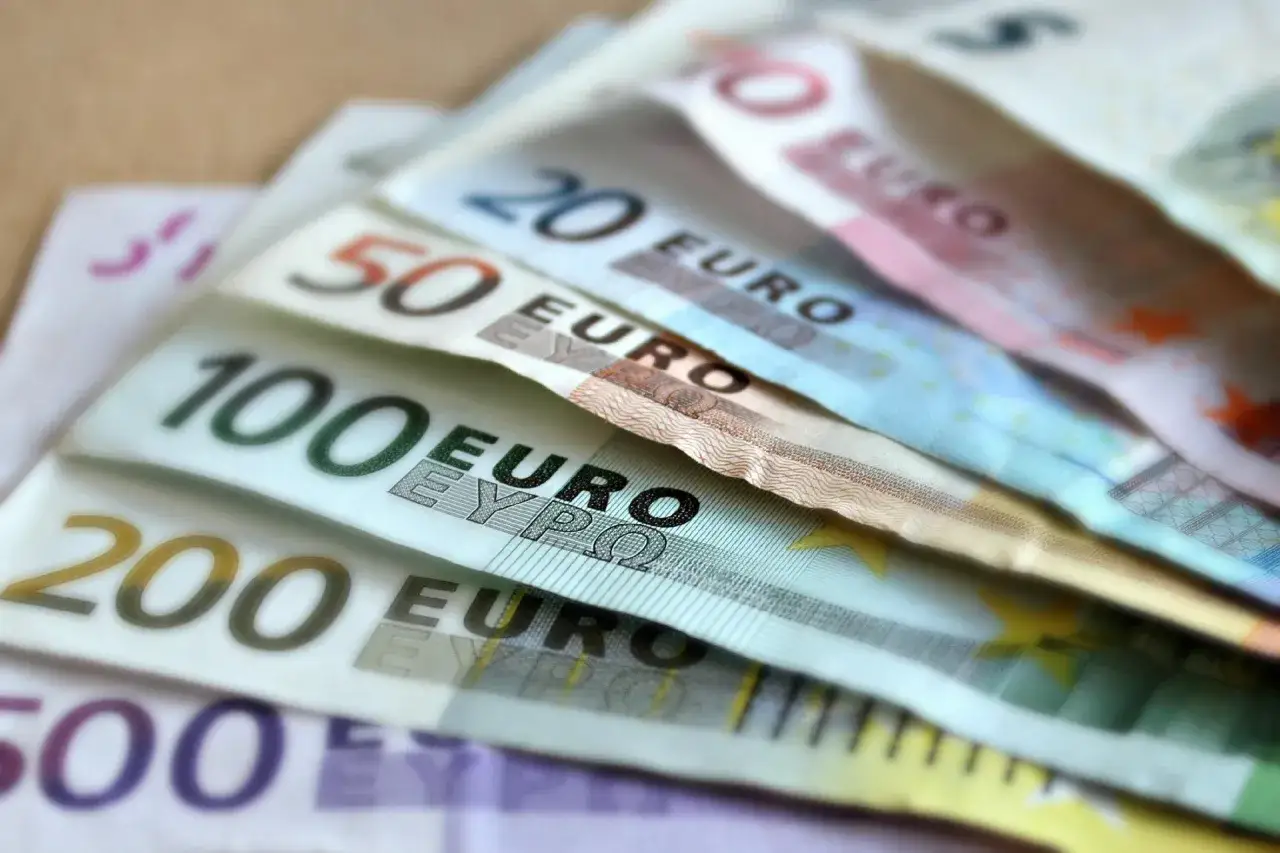 Euro banknoty o nominałach 200, 100, 50 i 20. W Chorwacji obowiązuje euro, więc te pieniądze są tam używane.