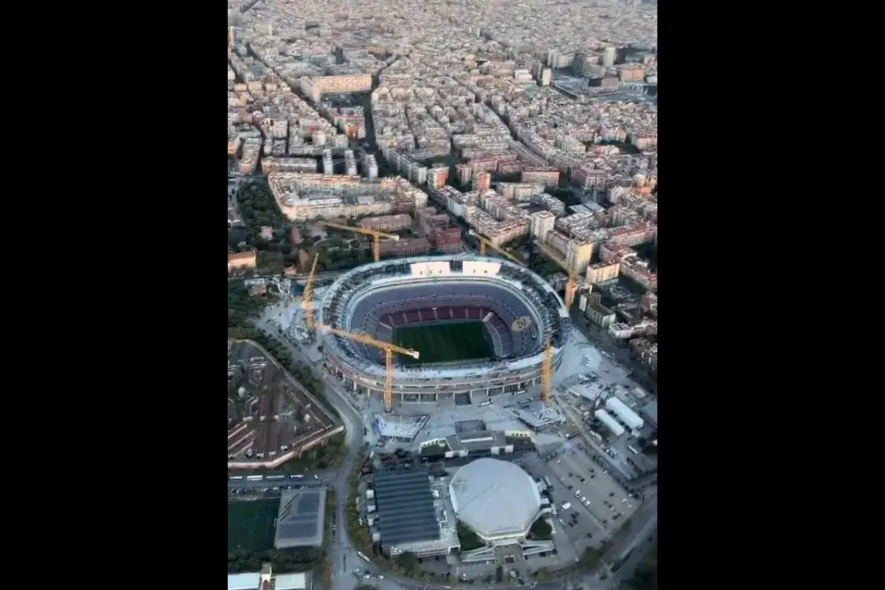 Widok z lotu ptaka na Camp Nou w trakcie przebudowy. Widać stadion, otaczające go budynki i dźwigi. Idealne miejsce na zwiedzanie!