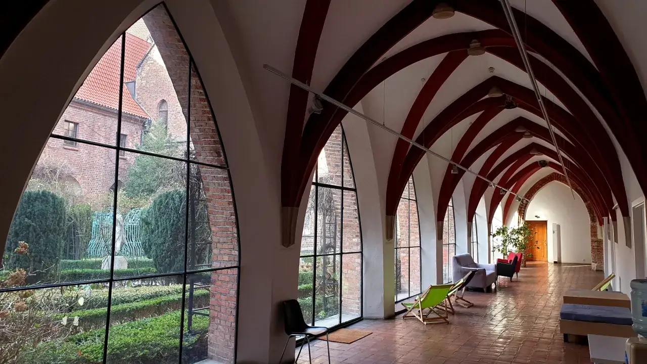 Wrocławskie muzea oferują piękne krużganki z widokiem na ogród.