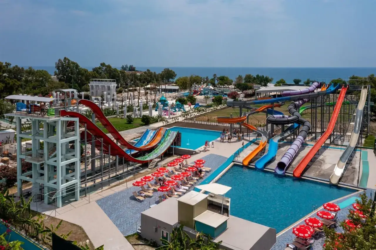 Wodne szaleństwo na Miarosa Kemer Beach! Kolorowe zjeżdżalnie wodne i baseny zapraszają do zabawy.