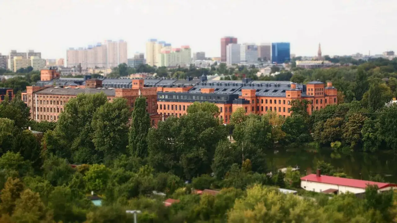Łódź: ceglane fabryki, zieleń i nowoczesne budynki. Idealne miejsce, by zobaczyć, co warto zobaczyć w Łodzi w jeden dzień.