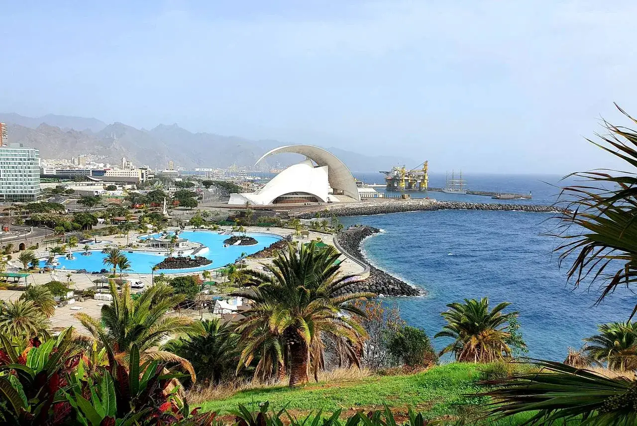 Widok na Audytorium w Santa Cruz de Tenerife, baseny i port. Warto zobaczyć to miejsce!