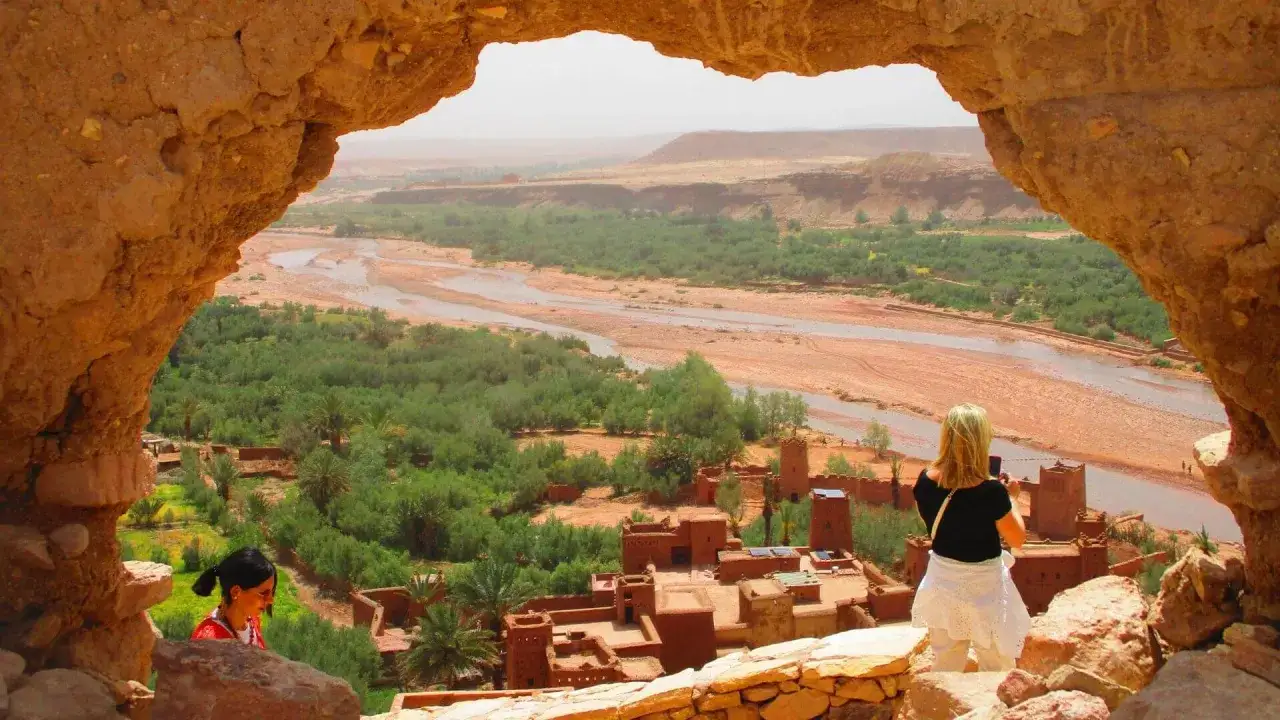 Maroko, wrzesień. Piękna pogoda na zwiedzanie Ait Benhaddou. Widok na dolinę rzeki i tradycyjne budowle.