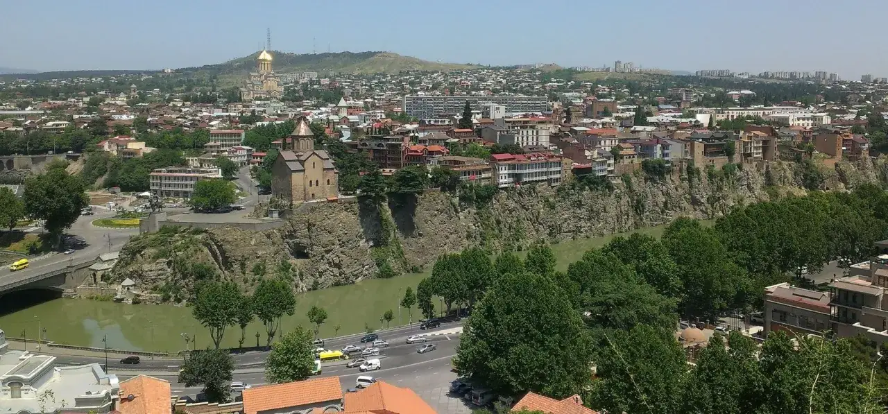 Widok na Tbilisi, rzekę Kura i zabytkowy kości&oacute;ł na skale. Warto zobaczyć to miasto!