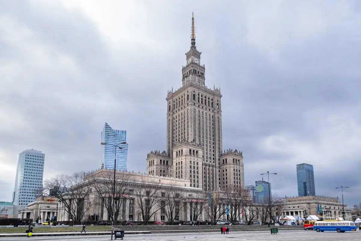 Pałac Kultury i Nauki oraz nowoczesne wieżowce &ndash; to jedne z gł&oacute;wnych warszawa miejsca do zwiedzania. W tle widać niebieski autobus.