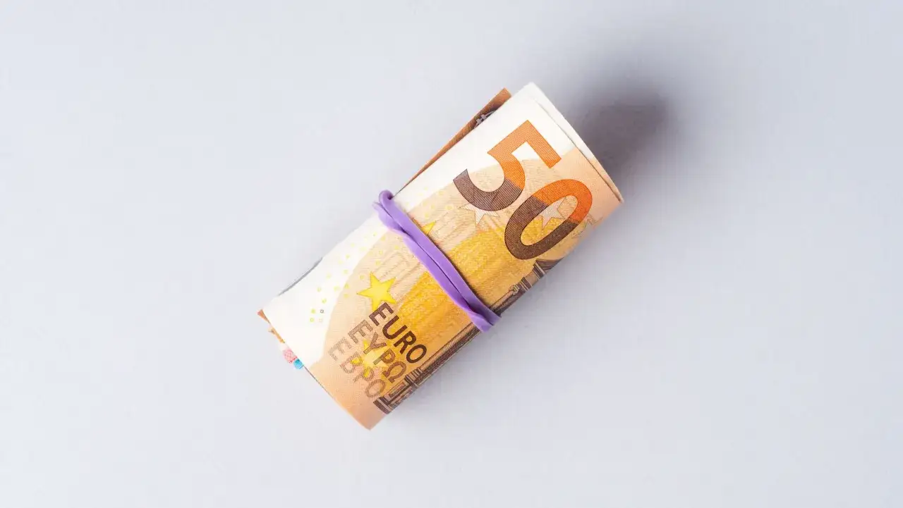 Zrolowane banknoty euro, widoczna