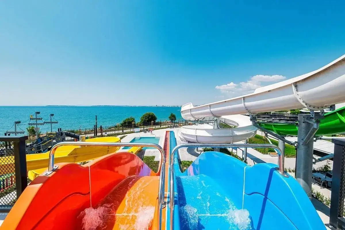Zjeżdżalnie wodne w Voya Beach Resort zapraszają do zabawy nad morzem.