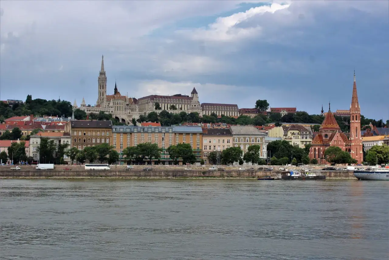 Widok na wzgórze zamkowe w Budapeszcie z Dunaju. Widać Zamek Królewski, Kościół Macieja i Rybacką Basztę.