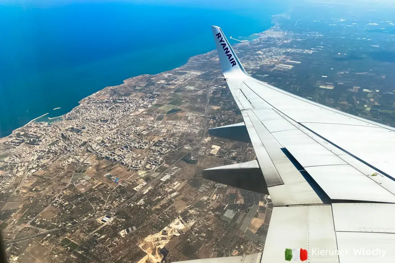 Widok z samolotu Ryanair na wybrzeże i miasto, zbliżamy się do lotniska Bari, by dostać się do centrum.