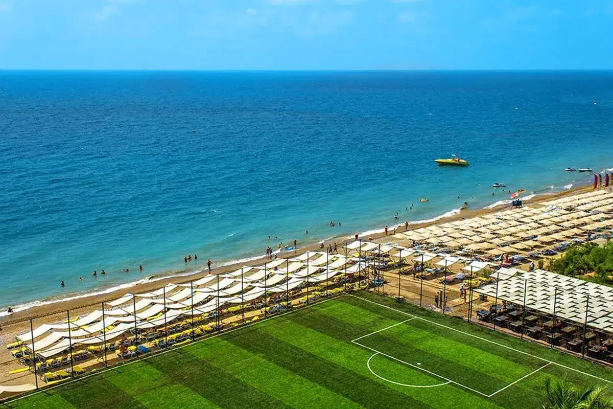 Piękna plaża i boisko piłkarskie przy Alan Xafira Deluxe Resort & Spa.